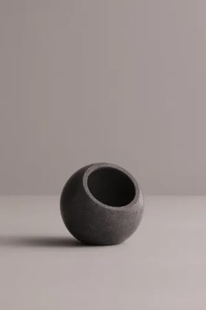 Einzigartiges strukturiertes Pflanzgefäß - robust und wetterbeständig