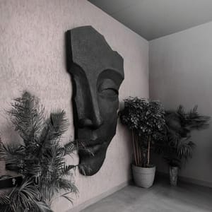 Luxuriöse schwarze, an der Wand montierte Gesichtsskulptur aus Fiberglas