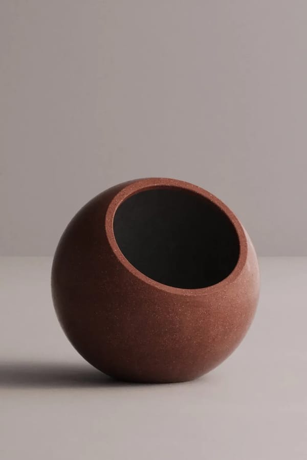 Einzigartiges strukturiertes Pflanzgefäß - robust und wetterbeständig