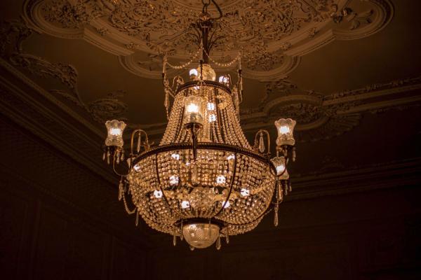 A Glow of Grandeur: How Luxury Chandeliers Define Modern Interiors