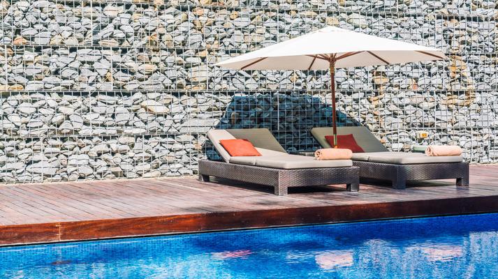 Luxuriöse Chaise-Lounge-Designs, die Ihren Poolbereich verwandeln