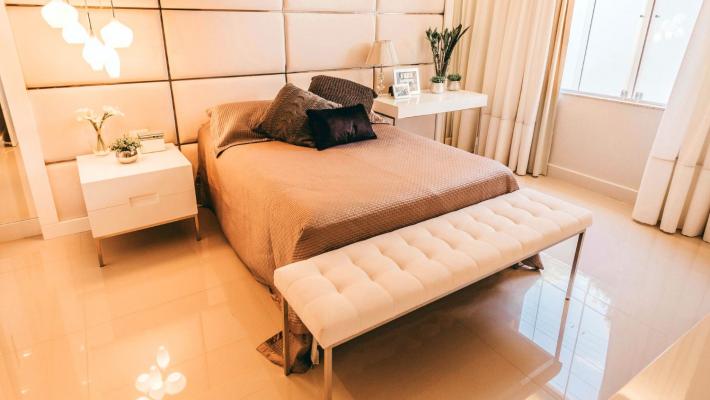 Bettbeistellbänke, die dem Schlafzimmer praktische Eleganz verleihen