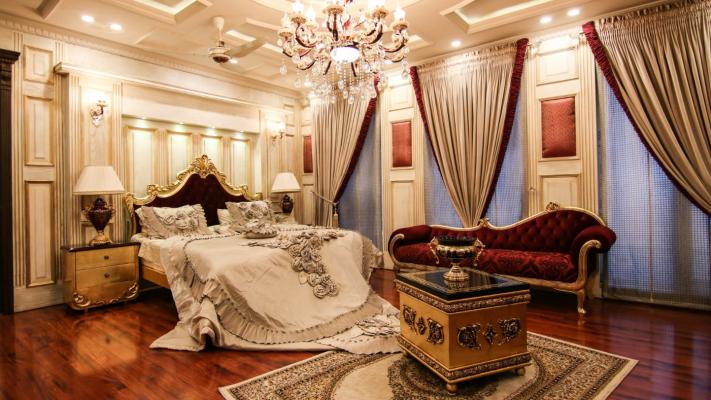 Was macht ein königliches Schlafzimmer heute aus? Vom Barockbett bis zum modernen Luxus