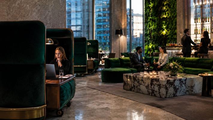 Dentro de la Mente de un Diseñador de Primera: Redefiniendo el Mobiliario de Lujo para Hoteles en Vestíbulos Híbridos