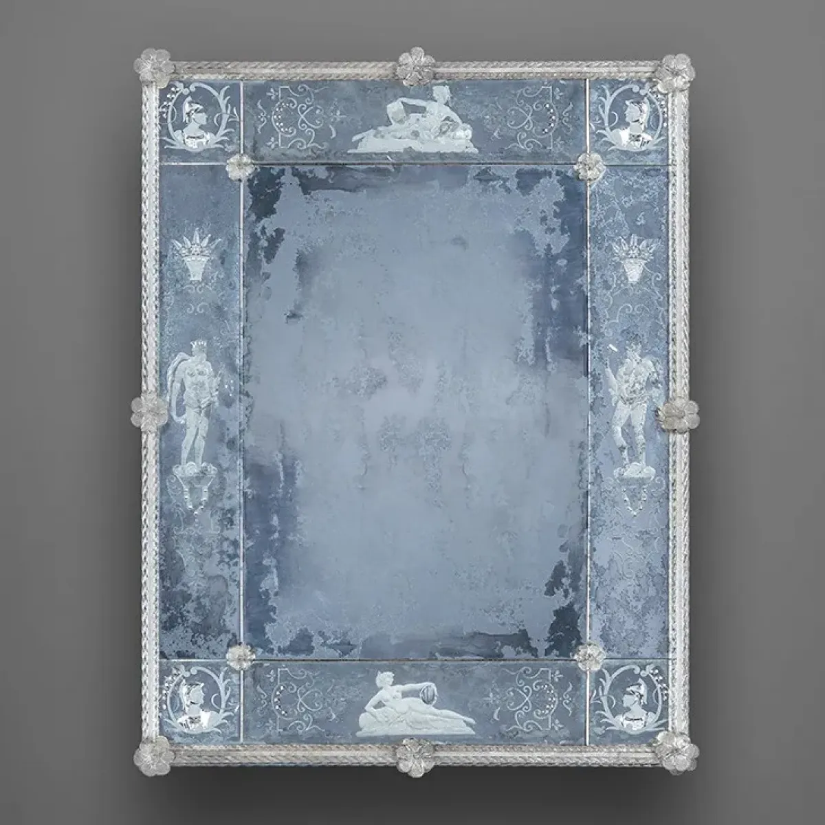 Miroir Mural de Luxe Vénitien Antique avec Motifs Gravés de Figures dans un Cadre en Verre Baroque Bleu Gris Vue de face par Luxury Group International