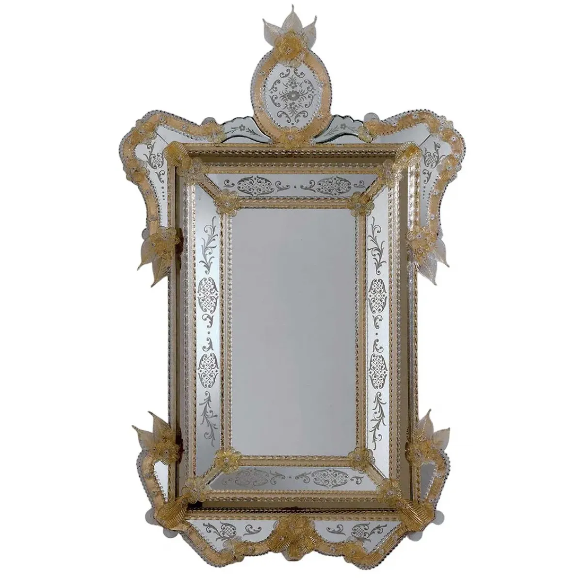 Miroir Mural de Luxe Vénitien Antique Floral Doré avec Cadre en Verre Baroque Gravé à la Main Vue de face par Luxury Group International