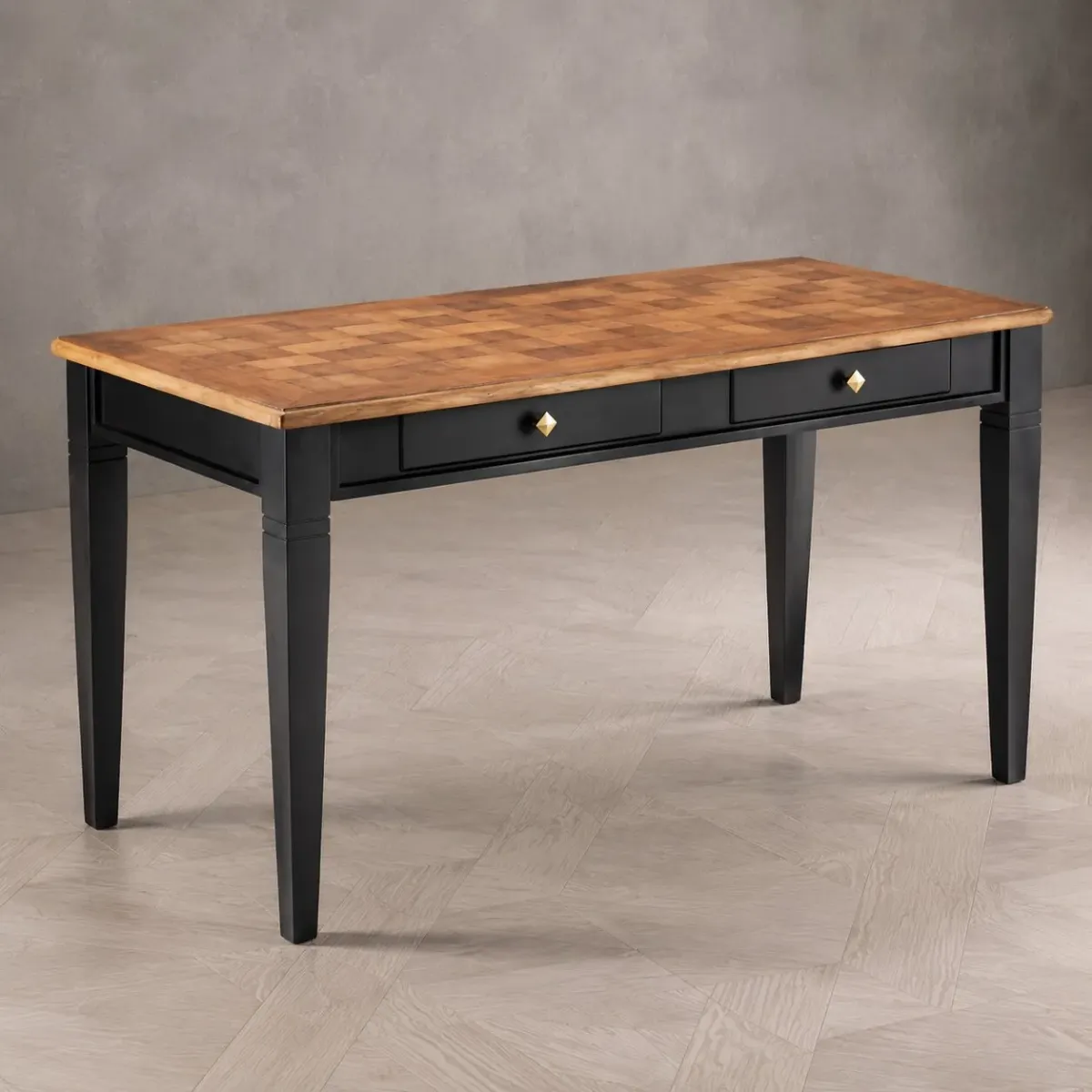 Escritorio Ejecutivo de Lujo con Tapa de Madera Natural, Base Negra y Almacenamiento de Doble Cajón Vista frontal por Luxury Group International