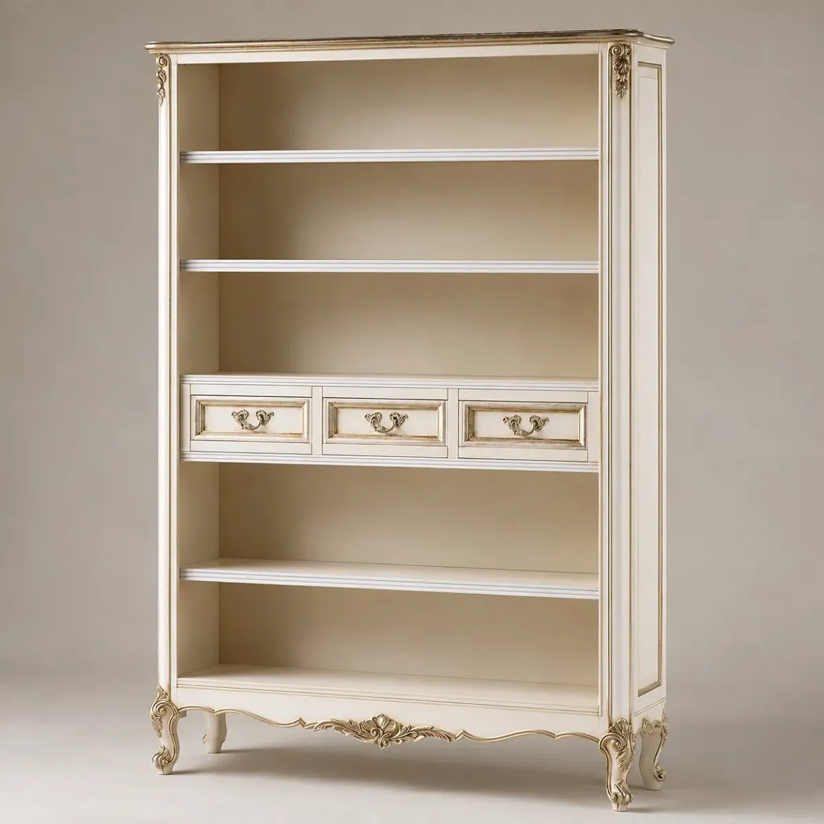 Luxuriöser Elfenbein-Barock-Regalschrank mit kunstvollen Cabriole-Beinen & integriertem 3-Schubladen-Aufbewahrungssystem Vorderansicht von Luxury Group International
