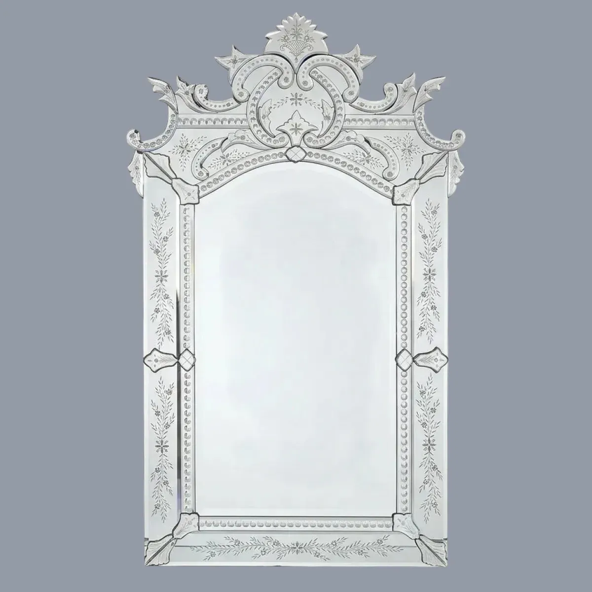 Miroir Mural de Luxe Vénitien Argenté dans Cadre en Verre Gravé à la Main avec Couronne Baroque Ornée Vue de face par Luxury Group International