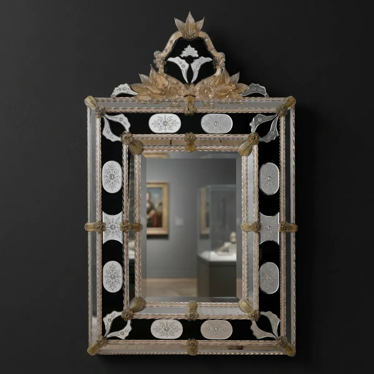 Miroir Mural Baroque de Style Vénitien de Luxe avec Couronne Florale Ornée Noire et Dorée Vue de face par Luxury Group International