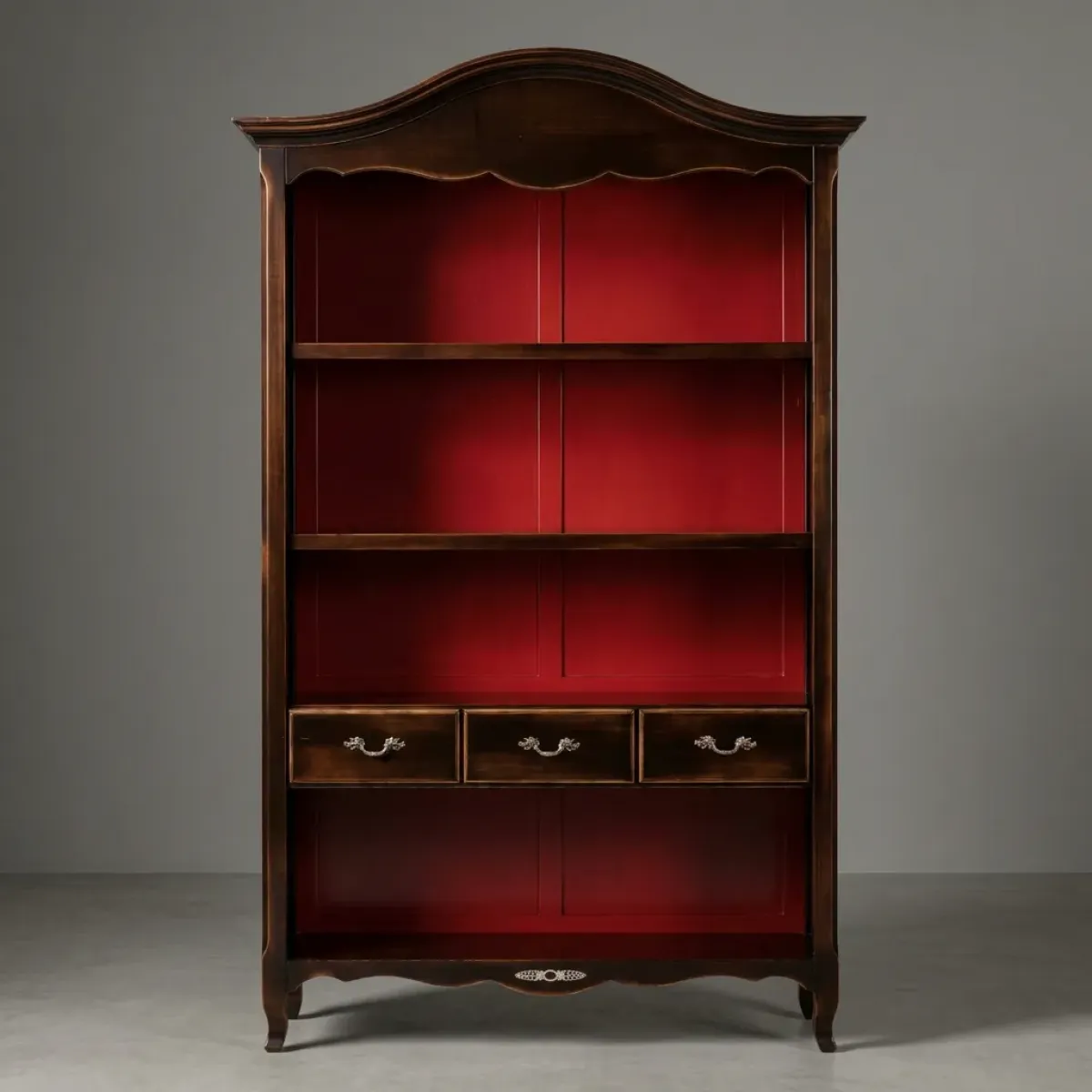 Luxuriöser Barock-Regalschrank mit Walnuss-Finish, 3 Schubladen und kontrastierendem purpurrotem Innenraum Vorderansicht von Luxury Group International