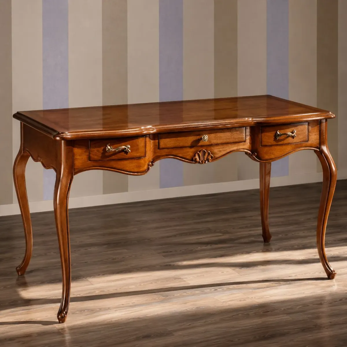 Escritorio Ejecutivo de Madera de Lujo con Patas Curvadas y Almacenamiento Multi-Cajones de Inspiración Barroca Vista frontal por Luxury Group International