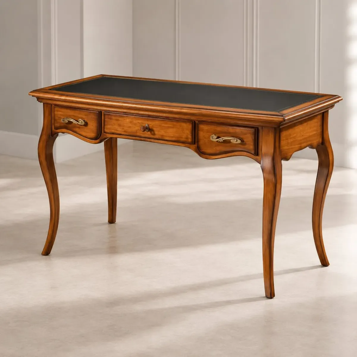 Escritorio de Madera de Lujo con Tapa de Cuero Negro y Patas Curvadas - Almacenamiento de 3 Cajones Vista frontal por Luxury Group International