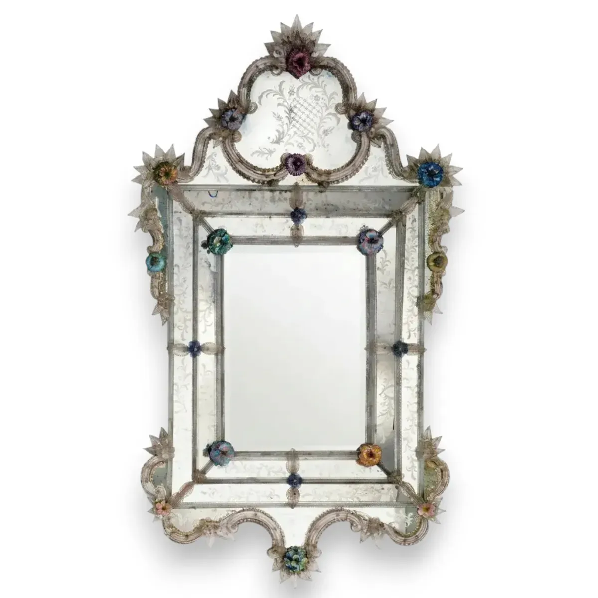 Miroir Mural de Luxe Vénitien Antique Floral Multicolore avec Couronne en Verre Baroque Ornée Vue de face par Luxury Group International