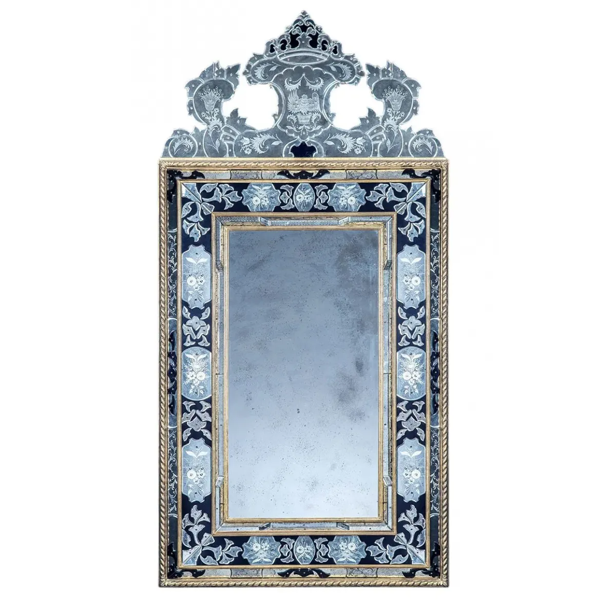 Grand Miroir Mural de Style Vénitien Luxe avec Couronne en Cristal Argentée Ornée & Cadre Baroque Doré Vue de face par Luxury Group International