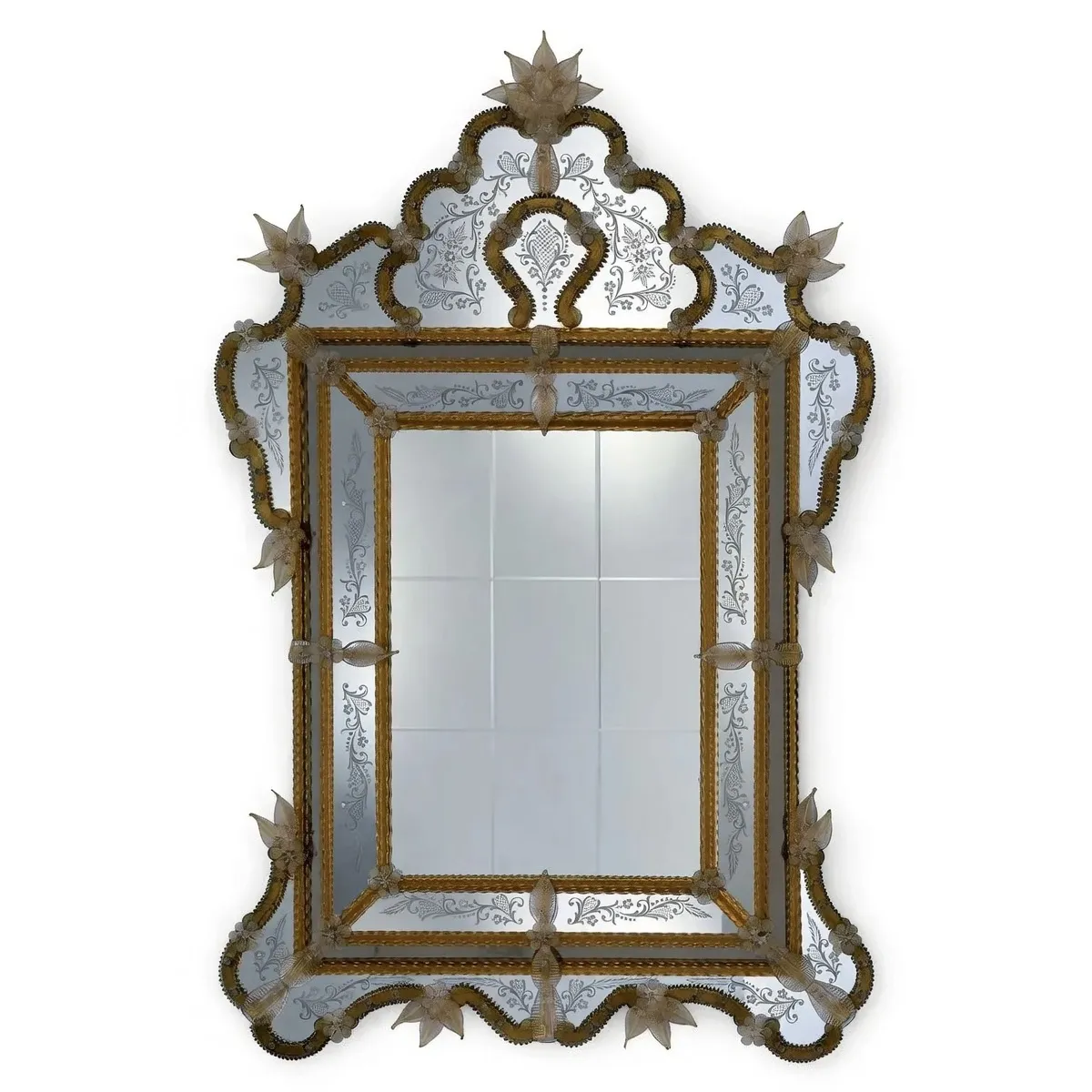 Miroir Mural Baroque de Luxe Style Vénitien avec Cime de Couronne Ornée dans un Cadre en Verre Floral Gravé à la Main Vue de face par Luxury Group International