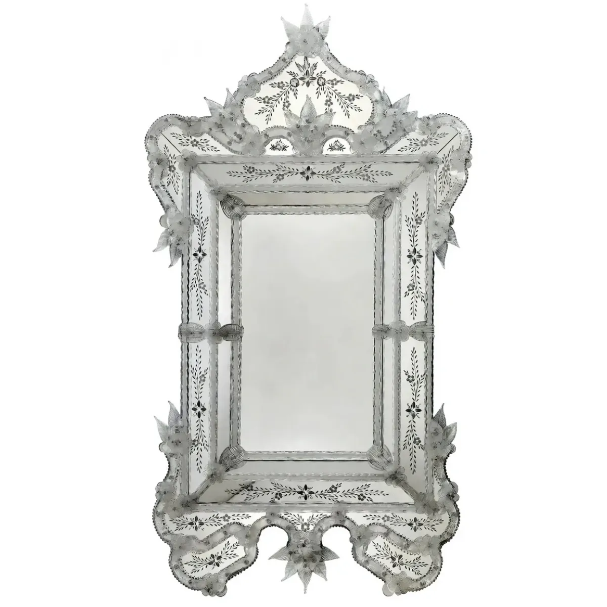 Miroir Mural Baroque Argenté de Style Vénitien avec Cime de Couronne Ornée dans un Cadre en Verre Gravé à la Main Vue de face par Luxury Group International