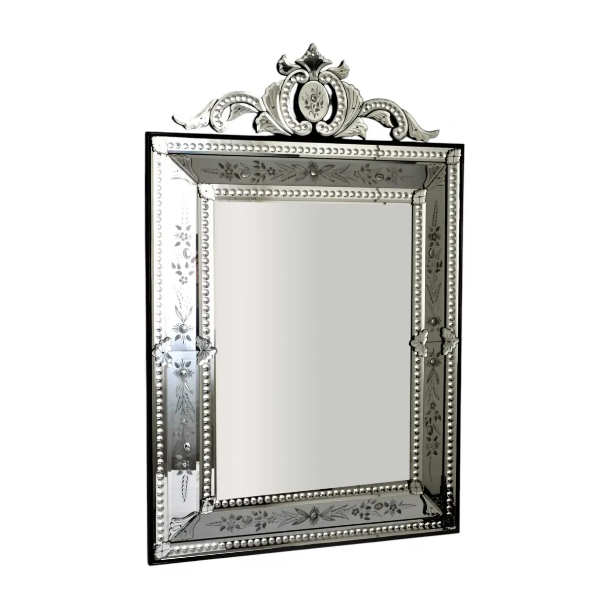 Miroir Mural de Luxe Style Vénitien avec Cadre Argenté à Perles et Cime Baroque Ornée Vue de face par Luxury Group International