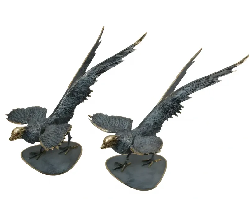 Luxus-Paar von Fasan-Bronze-Skulpturen mit erhobenen Flügeln in Gold- und Handbemalter Ausführung von Luxury Group International