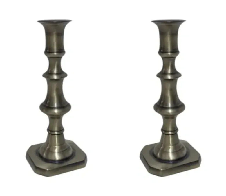 Paire de Bougeoirs en Bronze à Balustres Échelonnés de Luxe avec Bases Octogonales par Luxury Group International