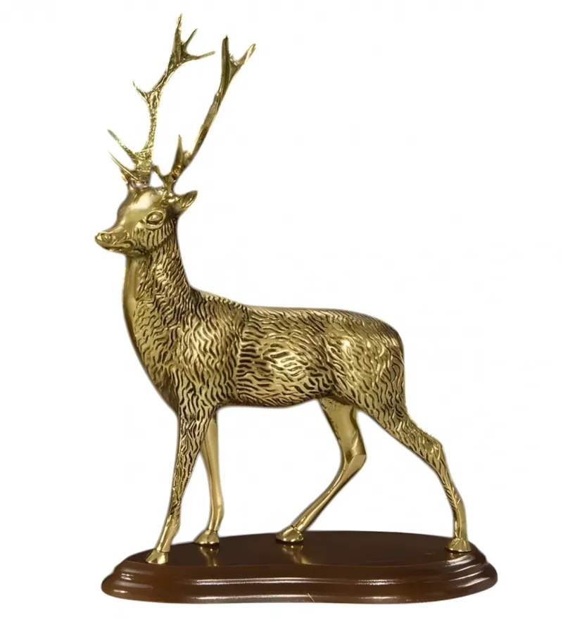 Luxus Bronze-Skulptur eines stehenden Hirsches mit hohen Geweihen auf Holzsockel Vorderansicht von Luxury Group International