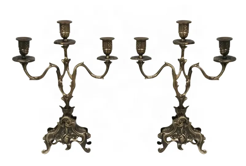 Coppia di Lusso di Candelabri Barocchi in Bronzo a Tre Luci con Base Fogliata Ornate - Portacandele di Luxury Group International