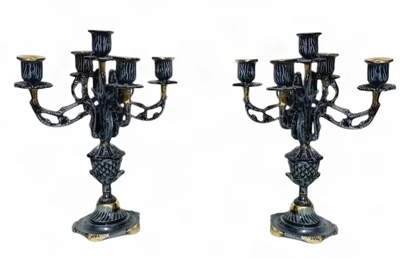 Coppia di Lusso di Candelabri Barocchi in Bronzo a Cinque Fiamme a Forma di Ananas con Finitura Dipinta a Mano Vista frontale di Luxury Group International