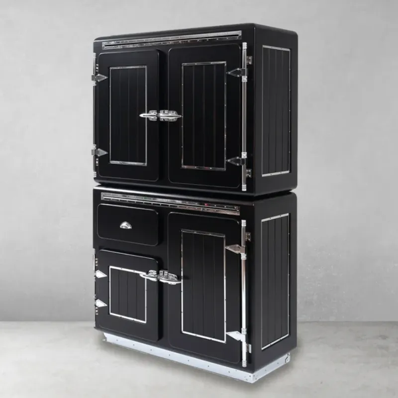 Armoire de Rangement Design Noire de Luxe avec Finition Métallique Chrome et Multi-Portes Vue de face par Luxury Group International