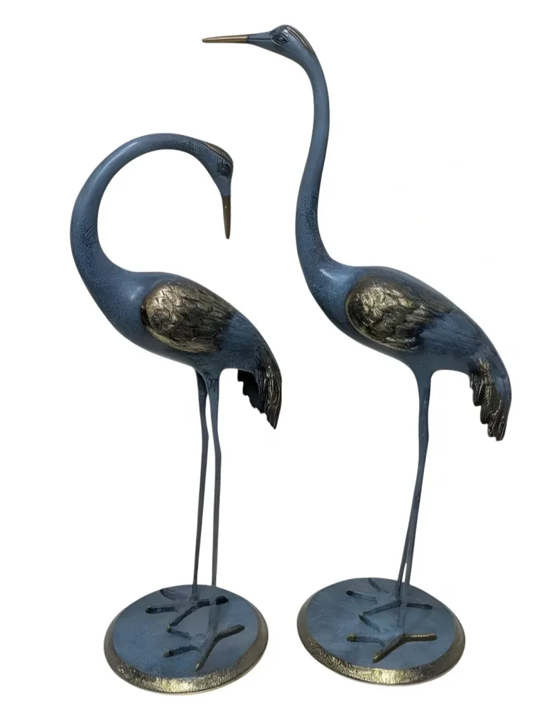 Par de esculturas de bronce de lujo de grandes garzas con bases redondas Vista frontal por Luxury Group International