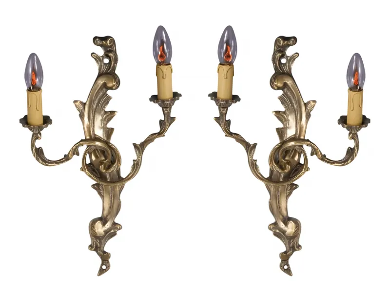 Antikes Bronze-Barock Luxus-Kerzenhalter-Set mit zwei Kerzenarmen Vorderansicht von Luxury Group International