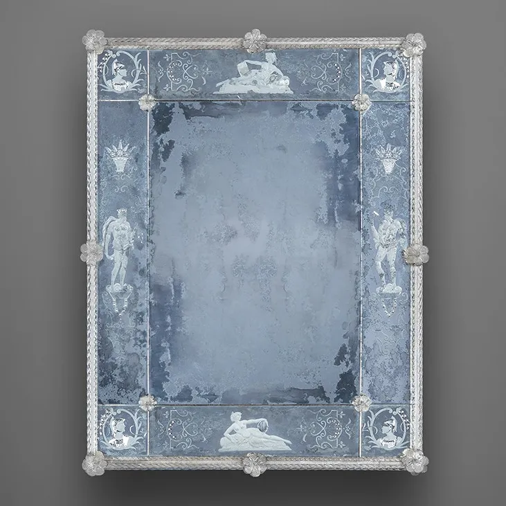 Miroir Mural de Luxe Vénitien Antique avec Motifs Gravés de Figures dans un Cadre en Verre Baroque Bleu Gris Vue de face par Luxury Group International