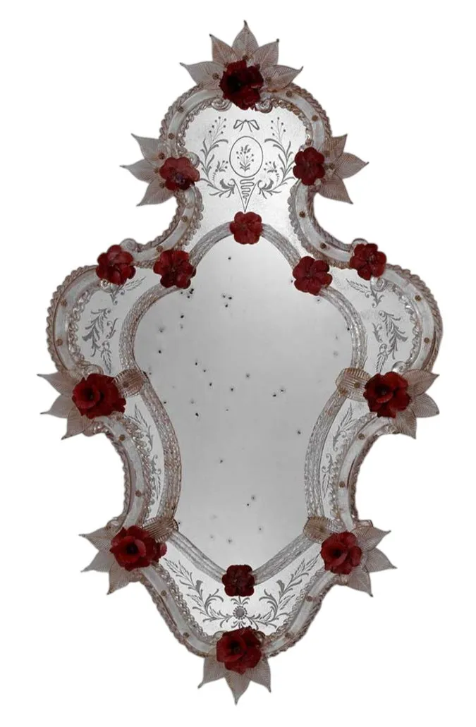 Miroir Mural de Luxe Vénitien Antique avec Accents Floraux Rouges dans un Cadre en Verre Baroque Gravé à la Main Vue de face par Luxury Group International