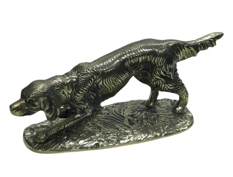 Escultura de bronce de perro setter de rastreo de lujo sobre base texturizada Vista frontal por Luxury Group International