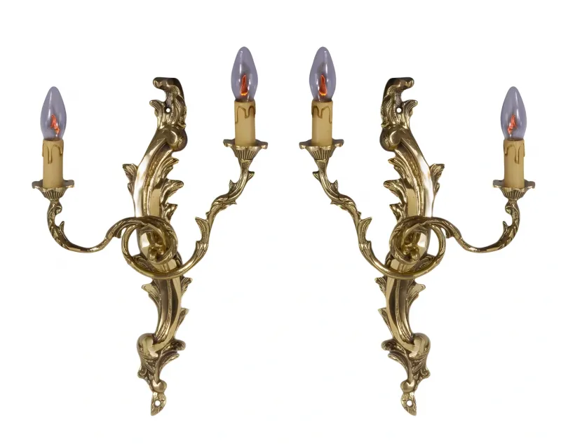 Barock Bronze Luxus Kerzenhalter Set mit Ornamentalen Schnörkelarbeiten - 2 Kerzenarme Vorderansicht von Luxury Group International