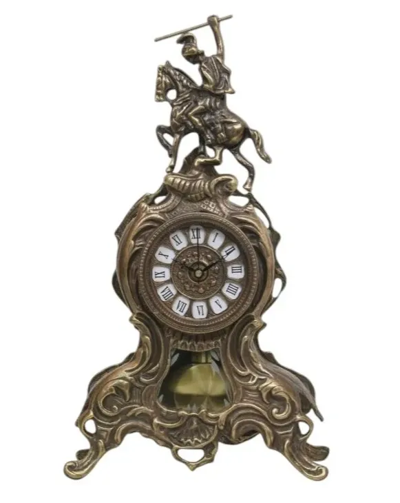 Orologio da Tavolo Barocco di Lusso in Bronzo con Cavaliere Montato e Pendolo Visibile Vista frontale di Luxury Group International