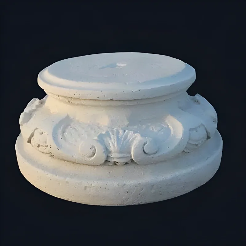 Barockes Luxus-Gartenpodest mit Muschelmotiv und Volutenornamentik – Gartendekoration Vorderansicht von Luxury Group International
