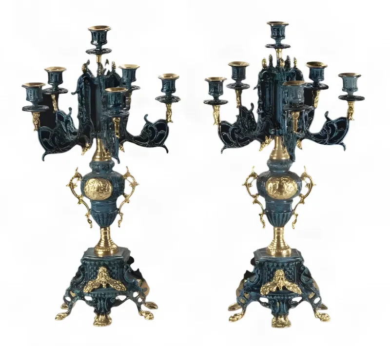 Barocke Luxus-Multi-Light Bronze-Kerzenleuchter im Paar mit Ornamentaler Urnenform – Kerzenhalter von Luxury Group International