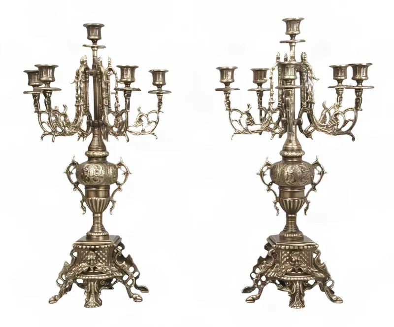Barocke Luxus-Multi-Light Bronze-Kerzenleuchter im Paar mit Ornamentaler Urnenform – Kerzenhalter von Luxury Group International