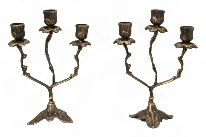 Par de Candelabros Barrocos de Lujo de Tres Luces con Copas Florales y Base de Hojas - Candelabro por Luxury Group International