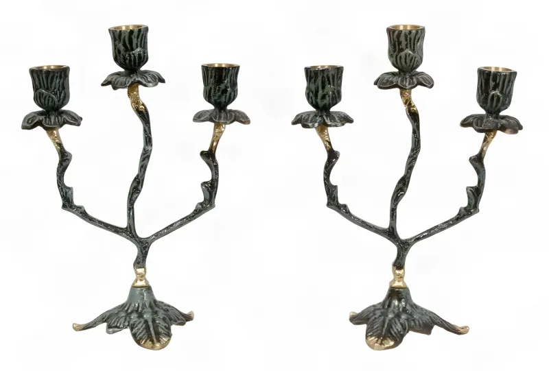 Par de Candelabros Barrocos de Lujo de Tres Luces con Copas Florales y Base de Hojas - Candelabro por Luxury Group International