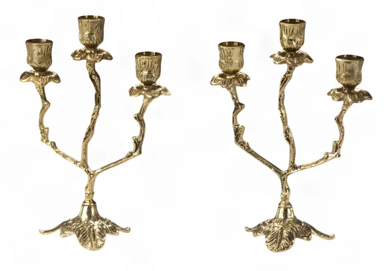 Par de Candelabros Barrocos de Lujo de Tres Luces con Copas Florales y Base de Hojas - Candelabro por Luxury Group International