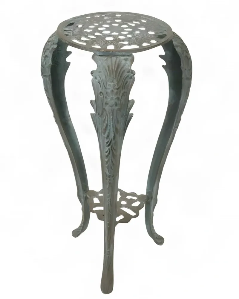 Barock Luxus Dreibein-Beistelltisch mit durchbrochenem floralen Medaillon-Top – Luxus Beistelltische von Luxury Group International