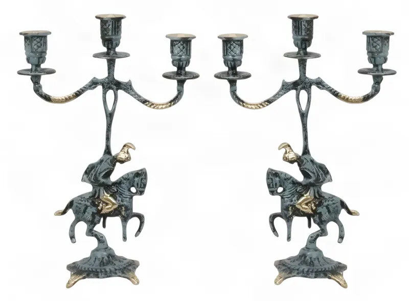 Barockes Paar dreiflammiger Luxus-Kerzenhalter mit Reiter-Skulptur als Basis - Kerzenhalter von Luxury Group International