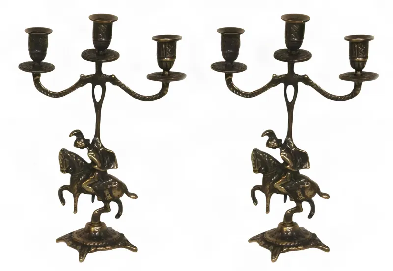 Barockes Paar dreiflammiger Luxus-Kerzenhalter mit Reiter-Skulptur als Basis - Kerzenhalter von Luxury Group International