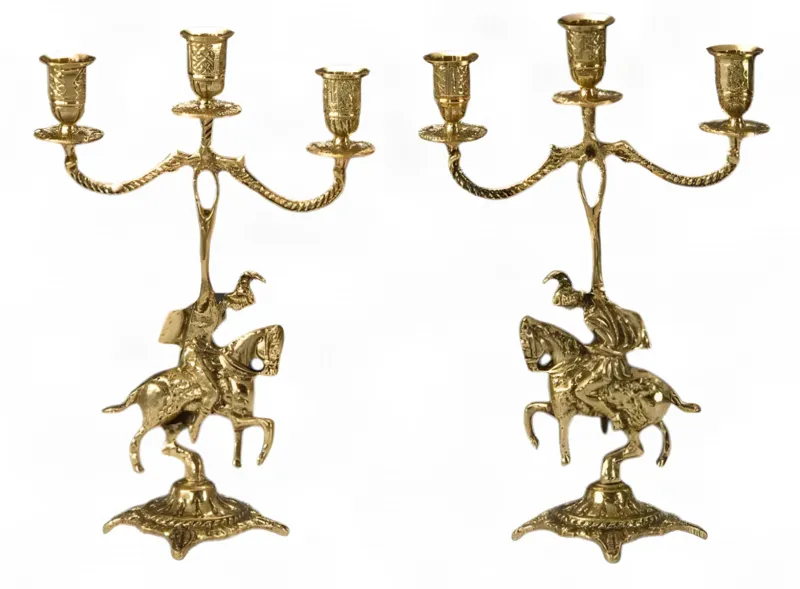 Barockes Paar dreiflammiger Luxus-Kerzenhalter mit Reiter-Skulptur als Basis - Kerzenhalter von Luxury Group International