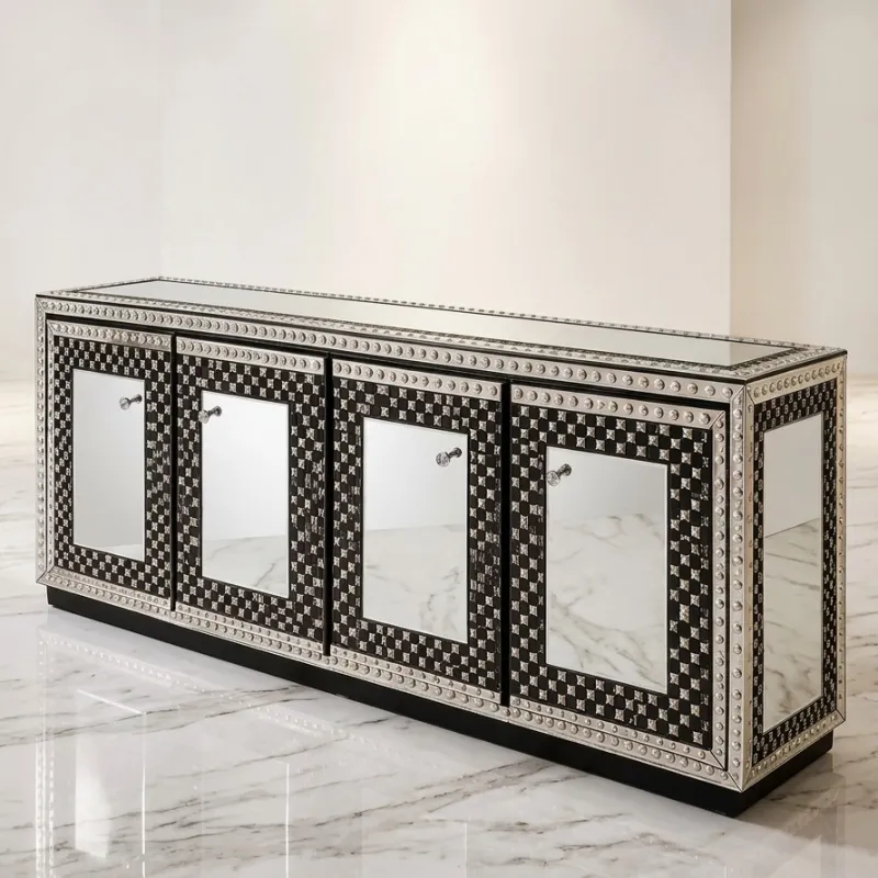 Schwarzes Luxus-Sideboard mit Schachbrettmuster und silbernen Nieten im vierflügeligen Spiegeldesign Vorderansicht von Luxury Group International