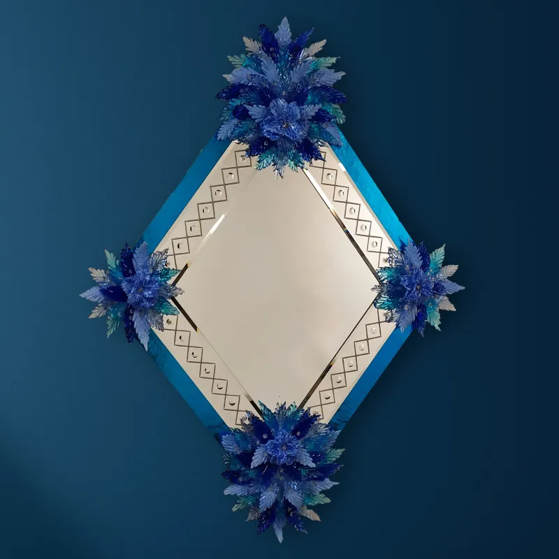 Blauer Floraler Kristall Luxus-Wandspiegel mit Diamantglasrahmen Vorderansicht von Luxury Group International