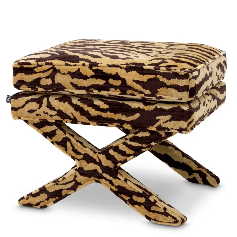 Brauner Ottomane-Hocker im Tiger-Streifen-Design mit abstraktem Stoffmuster und Kreuzfuß – Luxus-Hotelmöbel Vorderansicht von Luxury Group International
