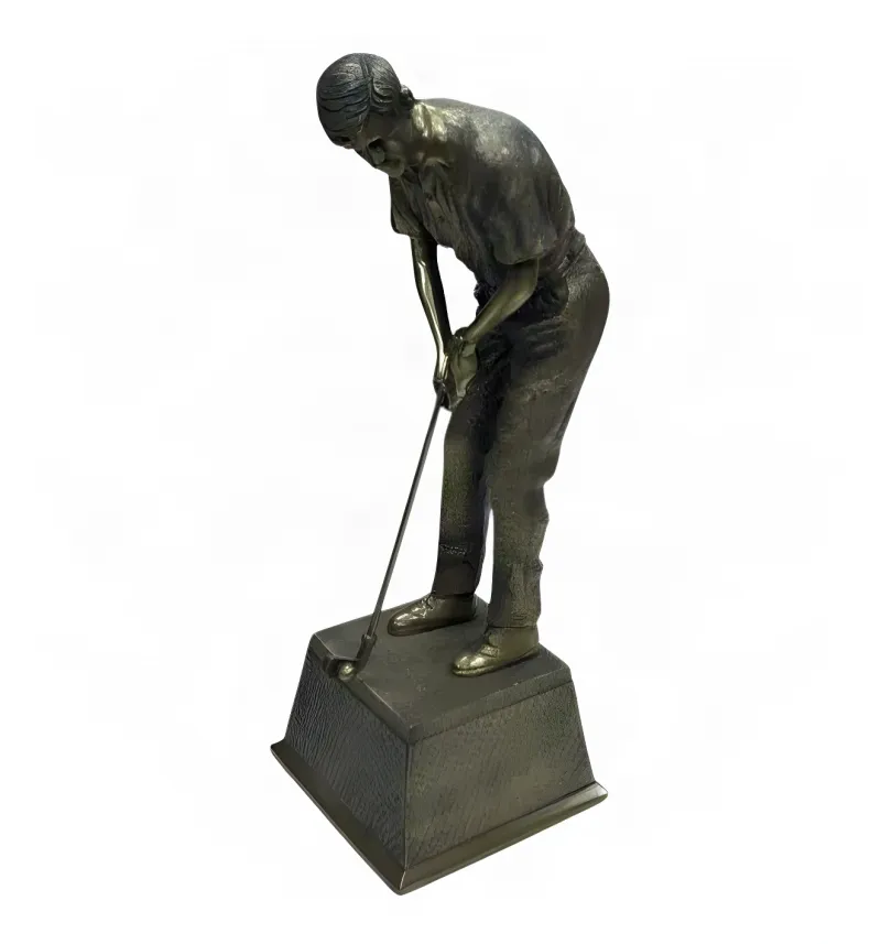 Sculpture de Golfeur en Bronze Antique de Luxe en Position de Putting sur Socle Texturé - Figure en Bronze de Luxe Vue de face par Luxury Group International