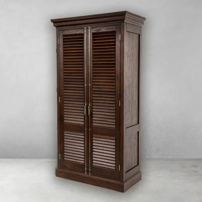 Luxus Holz-Jalousie-Doppeltürenschrank mit Messinggriffen – Luxus Regal-Schrank Vorderansicht von Luxury Group International